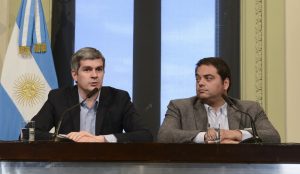 El jefe de gabinete Marcos Peña, junto al Ministro de Trabajo, Jorge Triaca