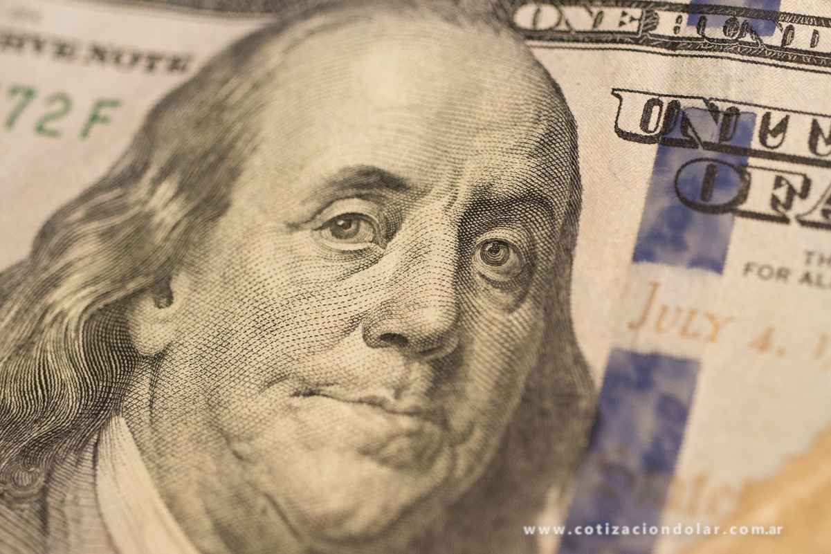 Detalle de billete de dólar de 100